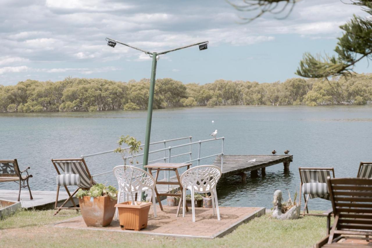 Black Swan Waterfront Motel (Adults Only) Swansea Exterior foto