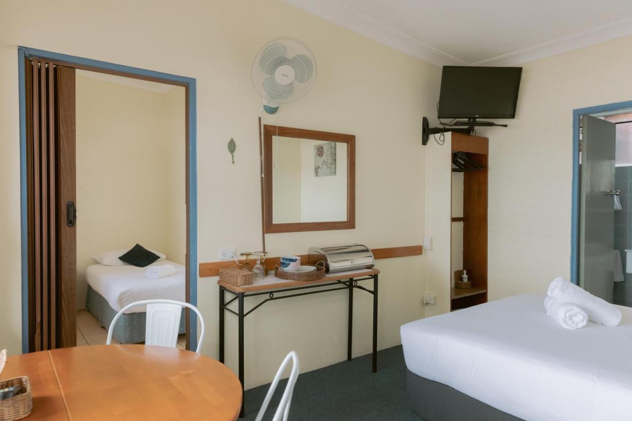 Black Swan Waterfront Motel (Adults Only) Swansea Exterior foto