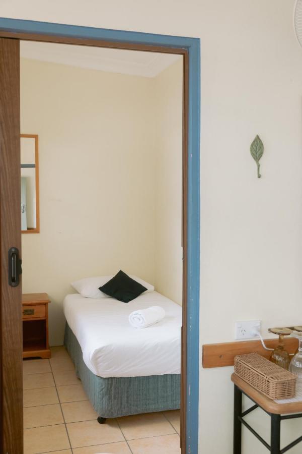 Black Swan Waterfront Motel (Adults Only) Swansea Exterior foto