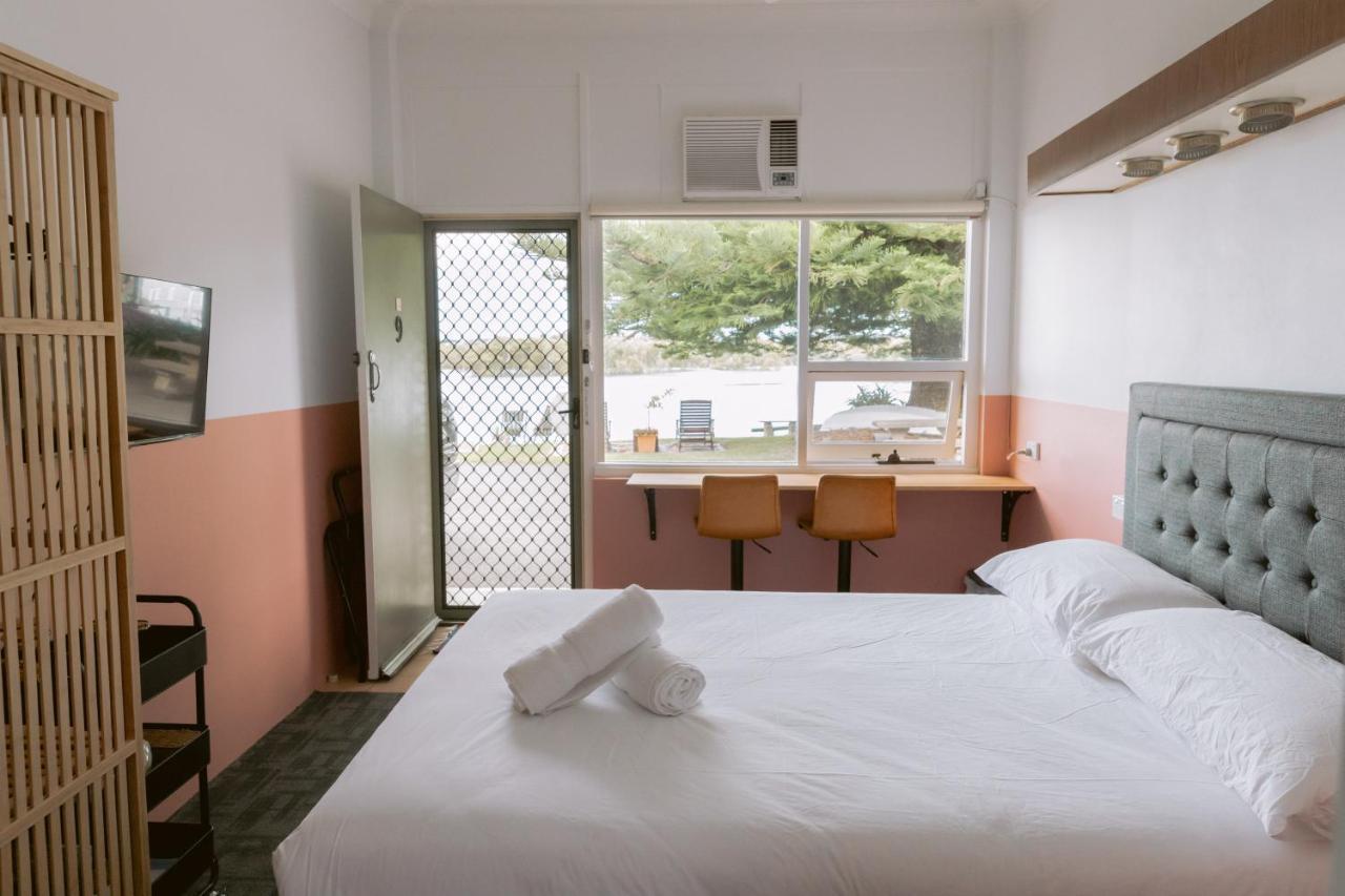 Black Swan Waterfront Motel (Adults Only) Swansea Exterior foto