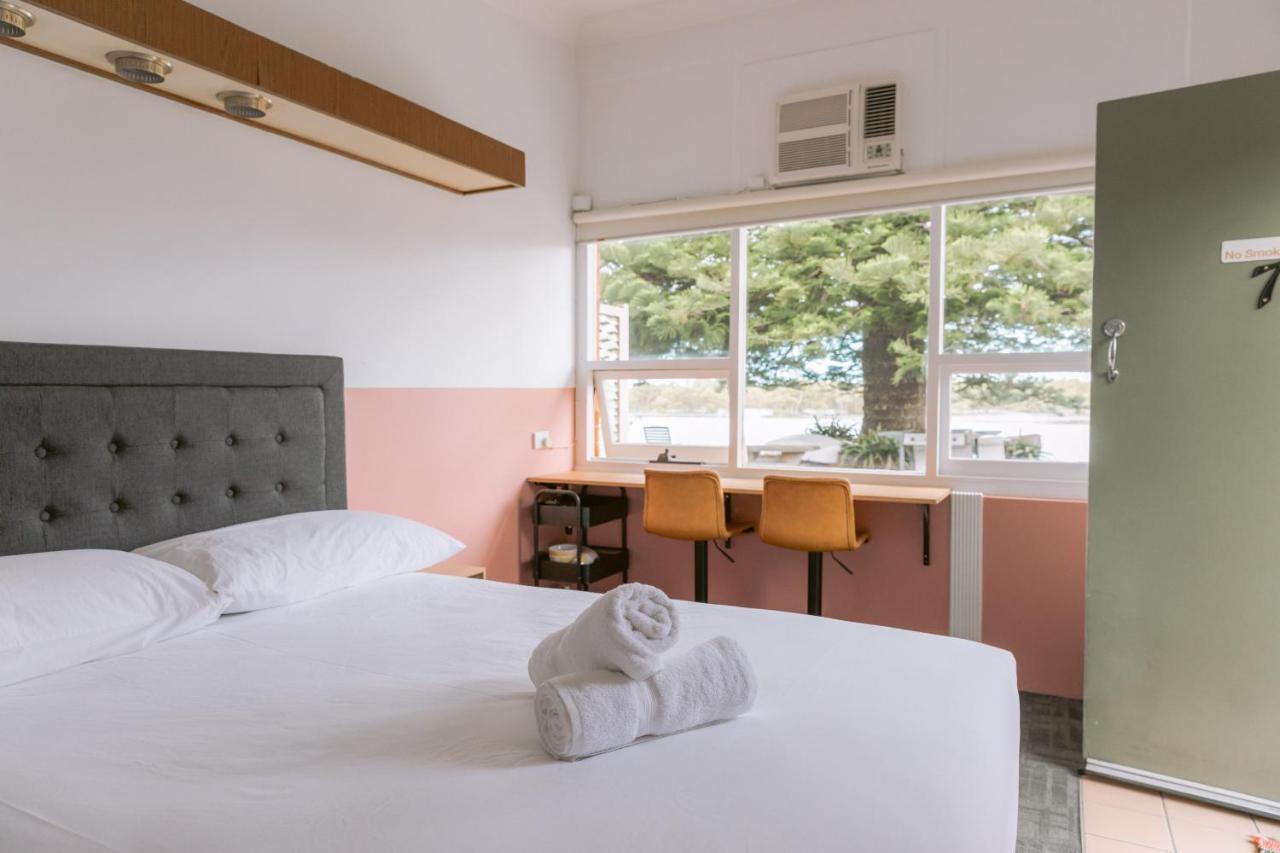 Black Swan Waterfront Motel (Adults Only) Swansea Exterior foto
