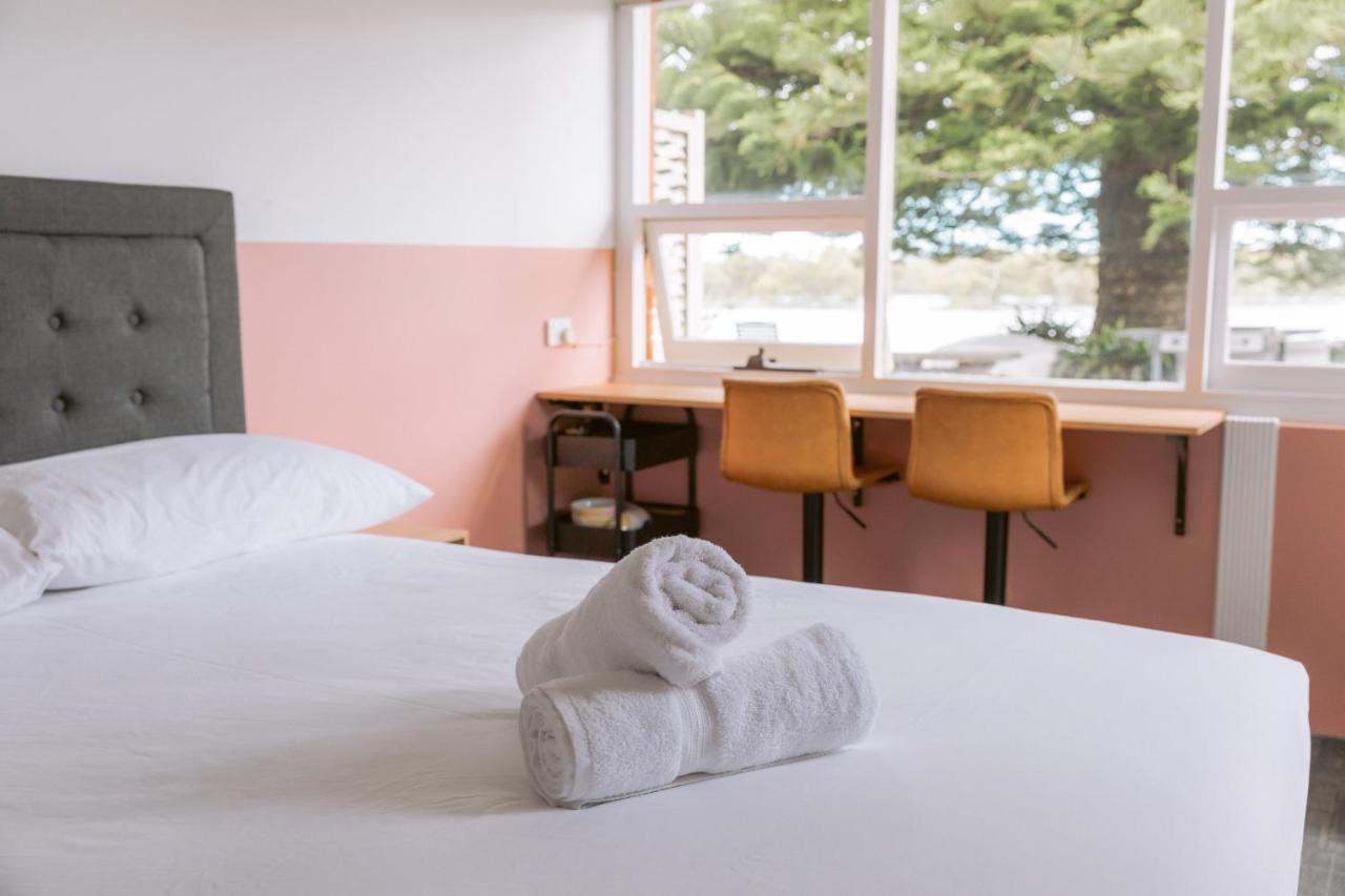 Black Swan Waterfront Motel (Adults Only) Swansea Exterior foto