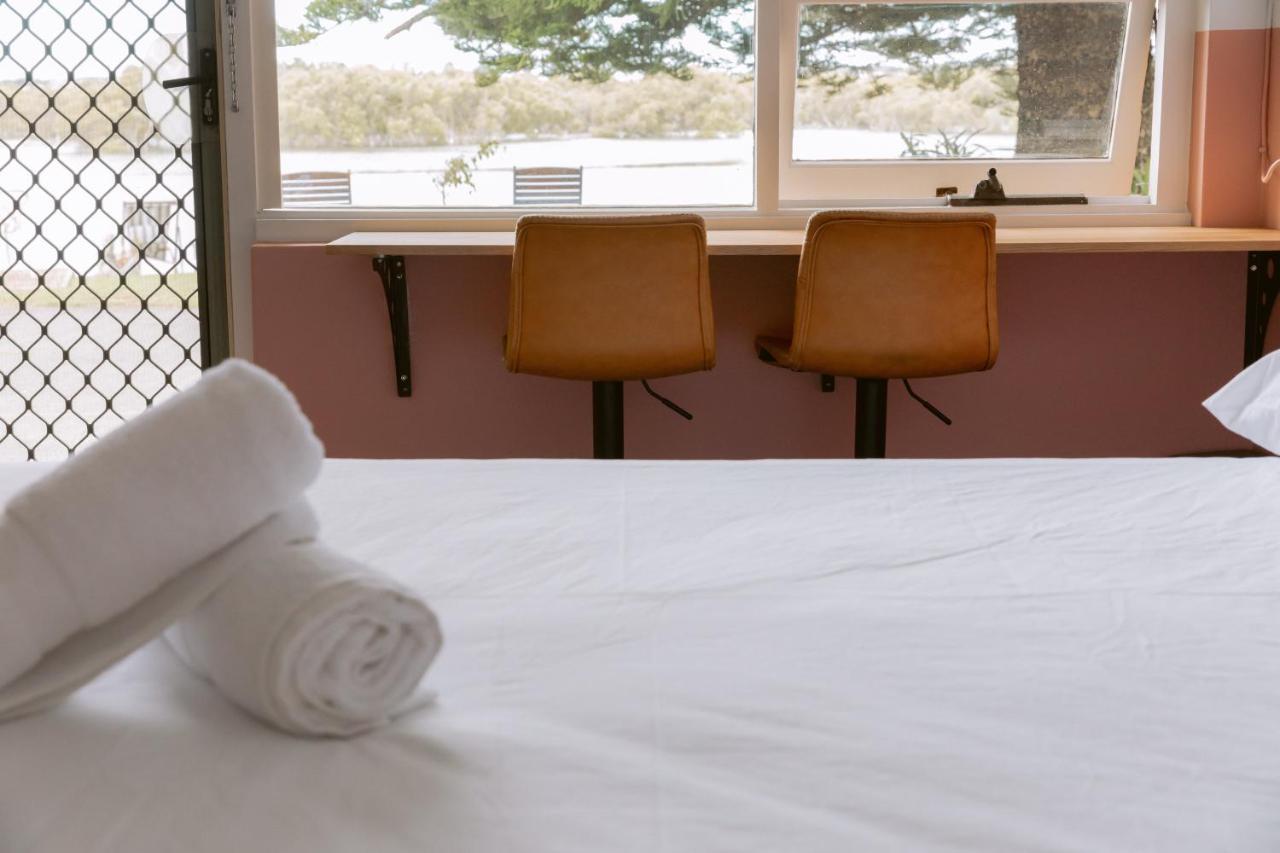 Black Swan Waterfront Motel (Adults Only) Swansea Exterior foto